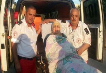 والدة أسير فلسطيني تزوره بسيارة إسعاف بعد 7 سنوات حرمان