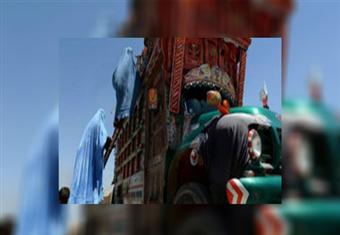 باكستان تشن حملة على المهاجرين الأفغان بعد انسحاب الولايات المتحدة