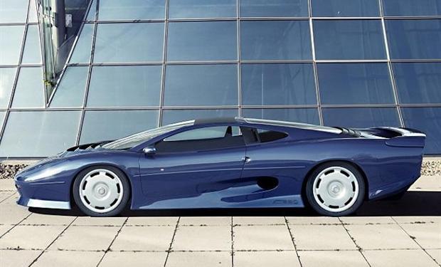 عرض آخر نسخة لسيارة جاجوار Xj220 النادرة للبيع