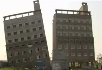 مبنى من 7 طوابق يميل بشكل كبير دون أن يسقط