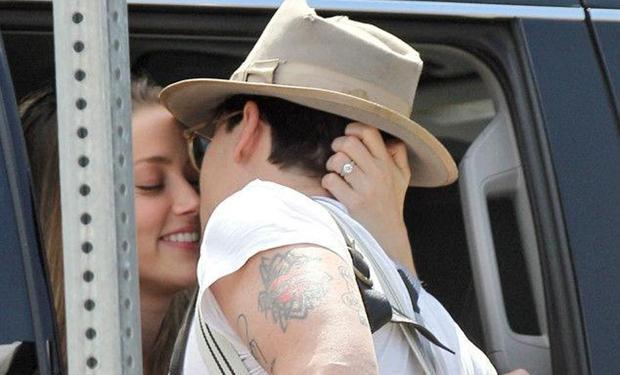 بالصور: آمبر هيرد تسرق قبلةً من خطيبها جوني ديب