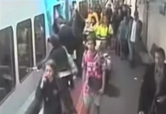 لحظات مرعبة عاشتها أم تحاول انقاذ طفلتها التي انزلقت تحت عجلات القطار