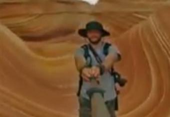 شاب يلتقط ''سيلفي'' أثناء تجواله حول العالم