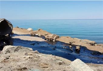 تسرب بترولي في البحر بالعين السخنة بسب انقلاب سيارة مازوت