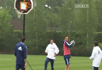 لاعبو تشيلسي يلعبون كرة السلة