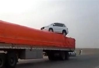 سيارة تطير لتستقر على متن شاحنة كبيرة 