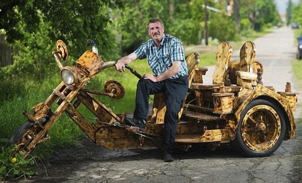 بالصورو الفيديو : رجل يصنع دراجة نارية من الأخشاب 