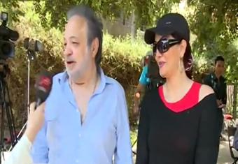 "وفاء عامر" وزوجها أثناء الادلاء بصوتيهما وتصف الإنتخابات بالـ"العرس الوطنى"