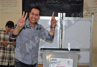 حكيم يصوت لصالح السيسي ويردد ''تسلم الأيادي''