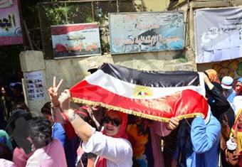 ''رمز للدولة''..''مظلة''..''سبوبة''..للعلم وجوه كثيرة