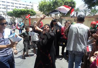 وصلة ''رقص بلدي'' على أنغام بشرة خير أمام لجنة انتخابية ببورسعيد