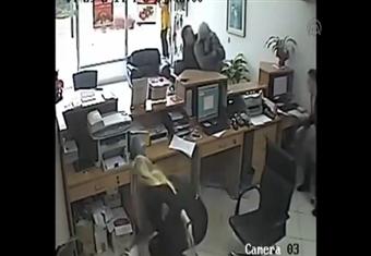 حارس مصرف يتصدى للص غبي وفاشل