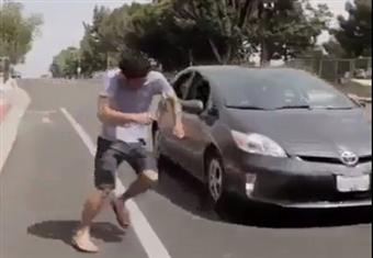 يقفز في نافذة سيارة مسرعة 