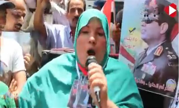 فيديو مضحك :متظاهرة تؤيد السيسى بلغة غير مفهومة 