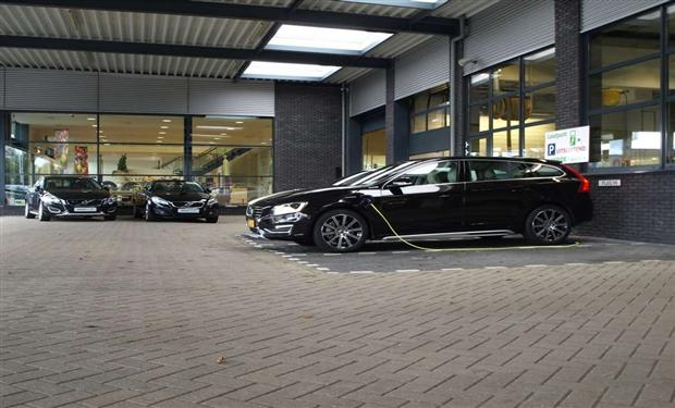 فولفو الهجين بثوباً رياضياً جديد يمكن شحنها بالمقبس الكهربائي 