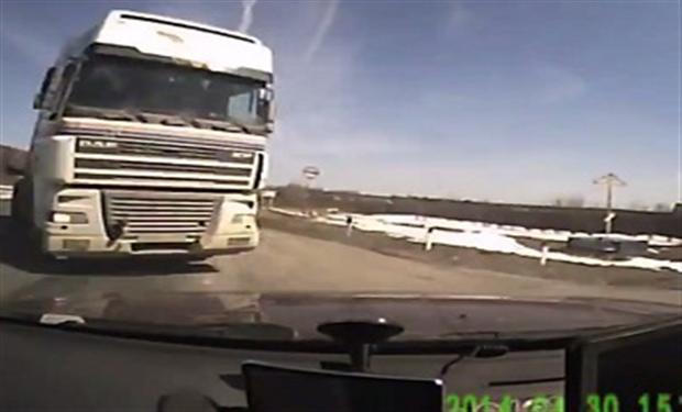 فيديو : قائد سيارة يسجل لحظة وفاته بحادث