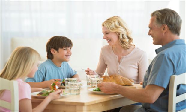  جمعى اسرتك على مائدة الطعام وإستمتعى بأسره سعيده ومترابطه