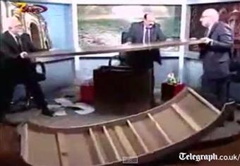 بالفيديو.. معركة بين ضيفين تنتهي بتكسير الاستوديو على الهواء