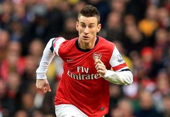 آرسنال يحتفظ بمدافعه الفرنسي كوسيلني