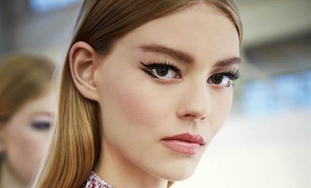 مكياج: الكحل الأسود الغرافي على طريقة Dior هذا الصيف