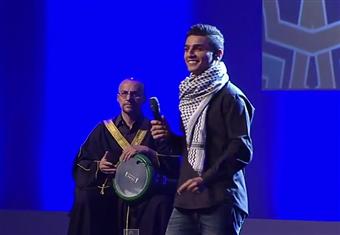 بالكوفية الفلسطينية.. عساف يغني ''يلا يلا'' استعدادًا لمونديال البرازيل