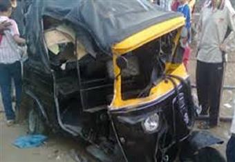 مصرع وإصابة عاملين جراء اصطدام قطار بـ"توك توك" في سوهاج