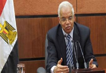 محافظ القاهرة يشهد غلق مقهي بالسيدة زينب ويطالب برفع الاشغالات