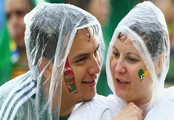 شاب وفتاة مكسيكيان.. الحب تحت أمطار المونديال (صورة) 