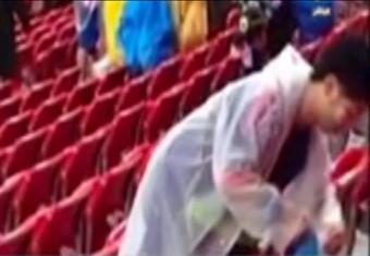 فى سلوك اخلاقى رائع جمهور اليابان تنظف المدرجات بعد انتهاء مباراة منتخبهم رغم الخسارة من كوت ديفوار