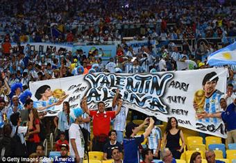 بالصور.. الأسطورة مارادونا حاضر بقوة في المدرجات لمؤازرة الأرجنتين!