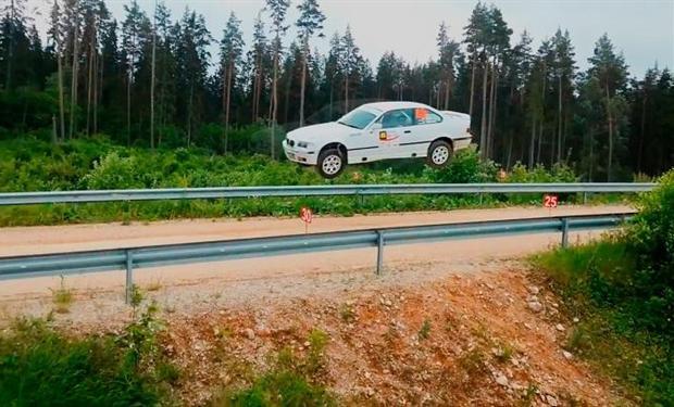 فيديو: يطير بسيارته أثناء مشاركته فى أحد سباقات الرالى  