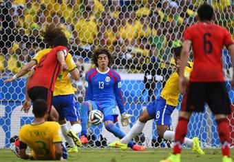 بالفيديو والصور.. نجوم السامبا يفشلون فيما نجح به أبو تريكة أمام الحارس المكسيكي