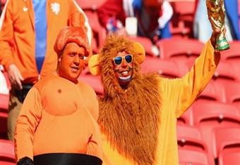 الغوريلا تنافس الكانجروا في مدرجات مباراة هولندا وأستراليا