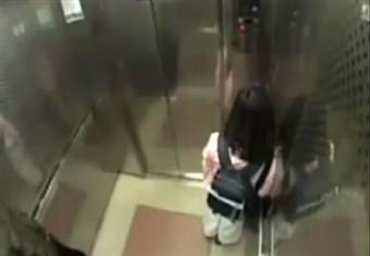 ضرب مبرح من فتاة لشاب يحاول الاعتداء عليها قي الاسانسير 