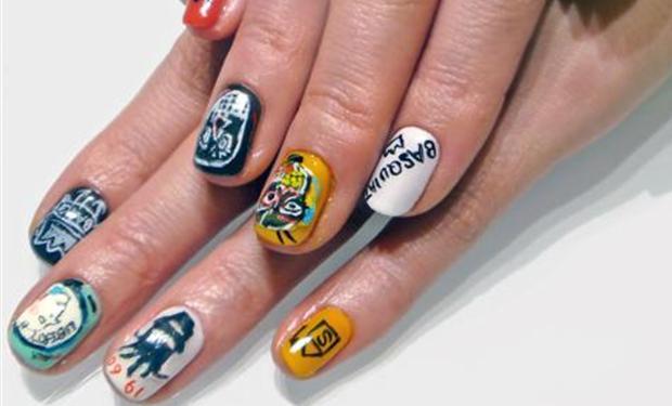 فنون طلاء الأظافر بوحي من فن الشوارع وألوان النيون 