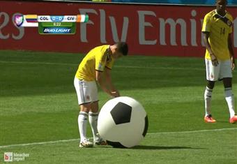 بالفيديو والصور.. ''كرة عملاقة'' تقتحم ملعب مباراة كولومبيا وكوت ديفوار بالمونديال