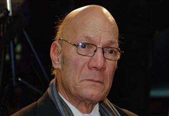 أحمد عبدالمعطي حجازي يجري جراحة دقيقة