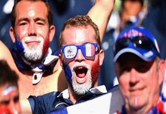 بالصور.. أناقة فرنسية وسويسرية بمدرجات المونديال