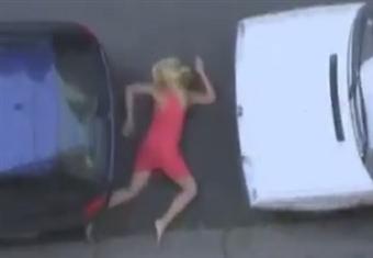 .. خدعه لفتاه تسقط من الشباك بسبب مزحه وشاهد رد فعل الشباب