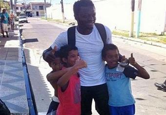 بالفيديو- نجم منتخب غانا يوزع المال على فقراء البرازيل