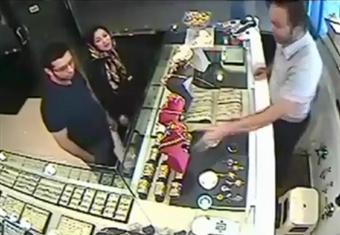  إمرأة تسرق سوار ذهبى بمهارة فائقة