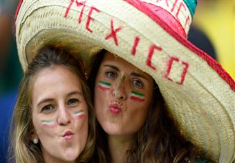 قبعة وجنون مكسيكي وأناقة كرواتية.. في أبرز لقطات المدرجات