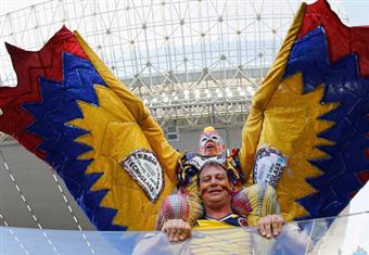 بالصور..الطائر الكولومبي وتقاليع الأفيال في أبرز لقطات مدرجات المونديال