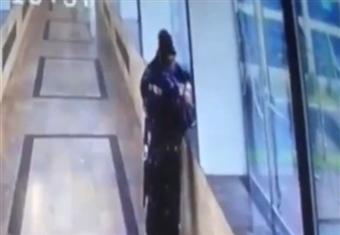 رجل يطلق النار على رأس شرطي طلب تفتيش حقيبته