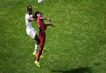 بالفيديو.. لاعب برتغالي يمزق ''شورت'' منافسه الغاني