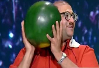 أبو حفيظة يرقص على أنغام "بشرة خير" بعد فوز السيسى