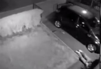  كاميرا مراقبة تسجل مقطع لملثمون يعتدون على عجوز 