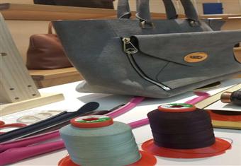 ضمن مبادرة "أنت عظيمة" ... تدريب ربات البيوت على صناعة الشنط الجلدية بسوهاج