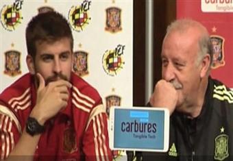 الكاميرات تلتقط حديث بيكيه لديل بوسكي عن رحيل فابريجاس عن برشلونة 