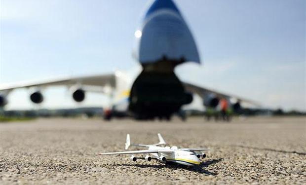 صور: أضخم طائرة فى العالم تتسع لـ 80 سيارة و طائرة بوينغ 